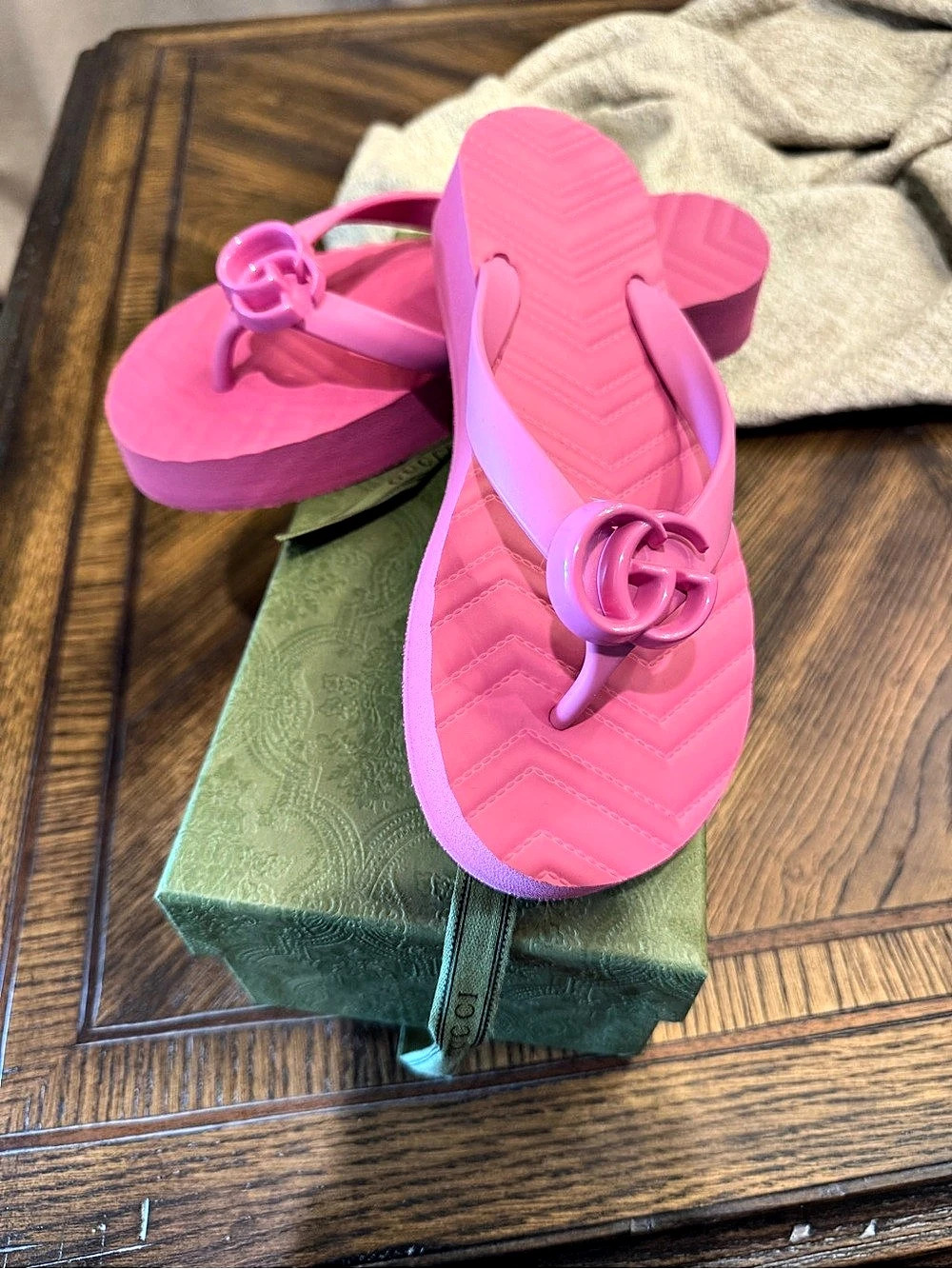 Gucci Chevron Thong Sandal Pink Rubber